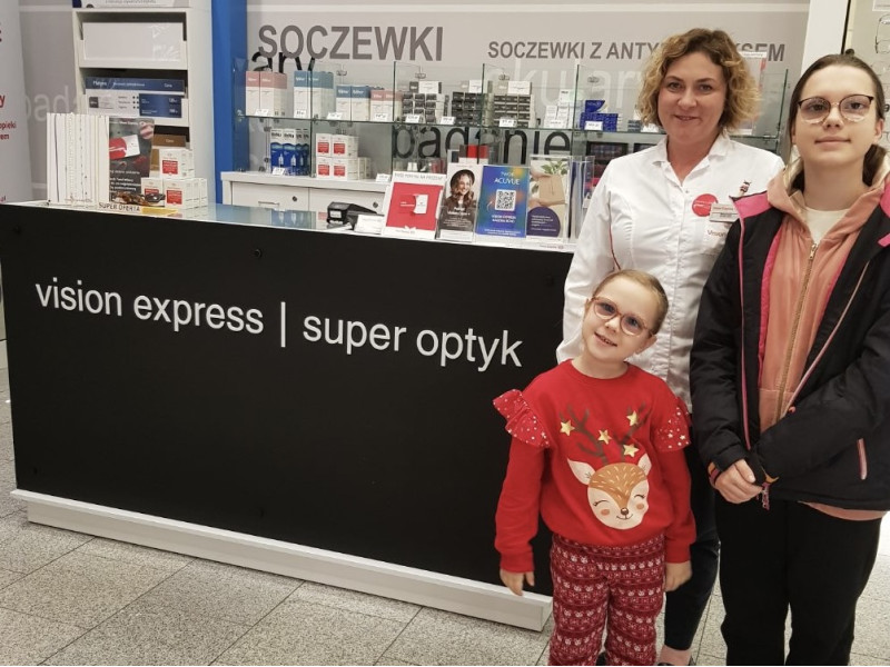 Wiktoria z siostrą w nowych okularach:)