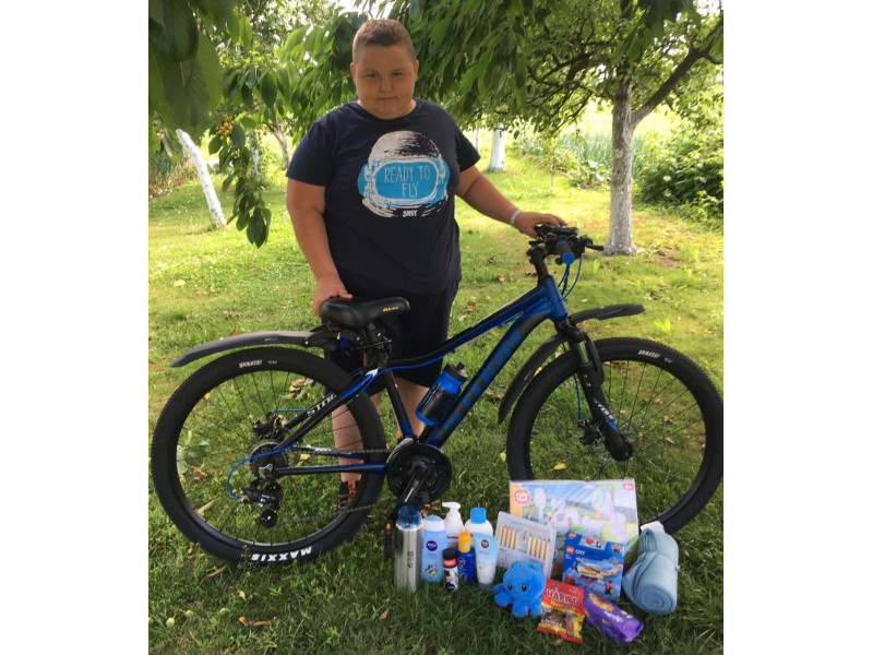 Eryk z rowerem i upominkami